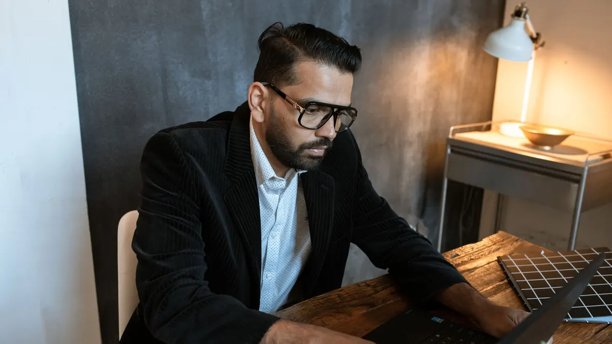 Empresário definindo capital social ao abrir empresa