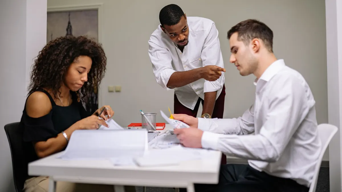 Como contratar o primeiro funcionário: passo a passo completo para pequenas empresas