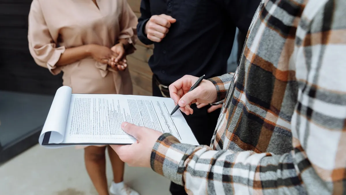 Contrato social — documento fundador da empresa com cláusulas de capital, sócios e objeto social
