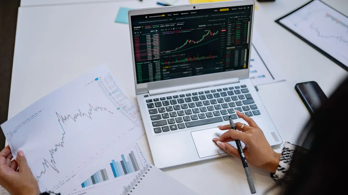 5 relatórios financeiros essenciais para pequenas empresas — DRE, fluxo de caixa, projetado, contas a pagar/receber e KPIs