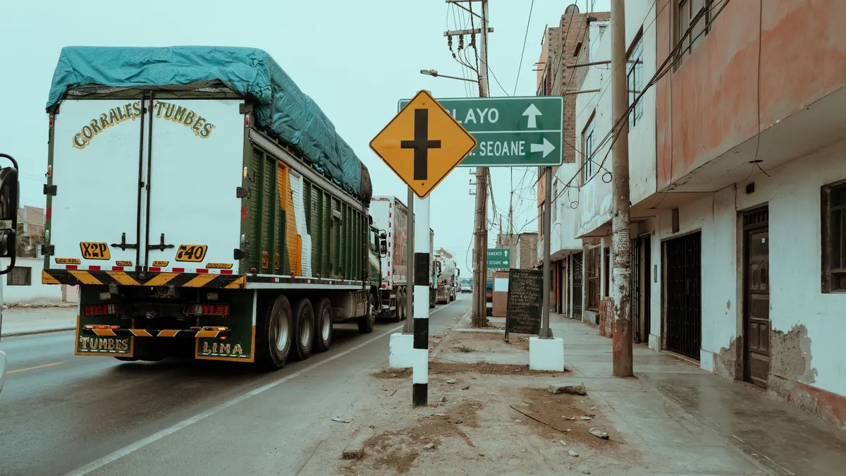Vale-transporte: carteira de trabalho, ônibus e documentos trabalhistas sobre mesa